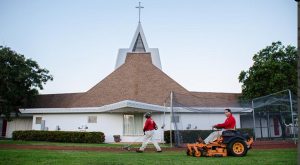 Lawn Service Houston Team Hard at Work